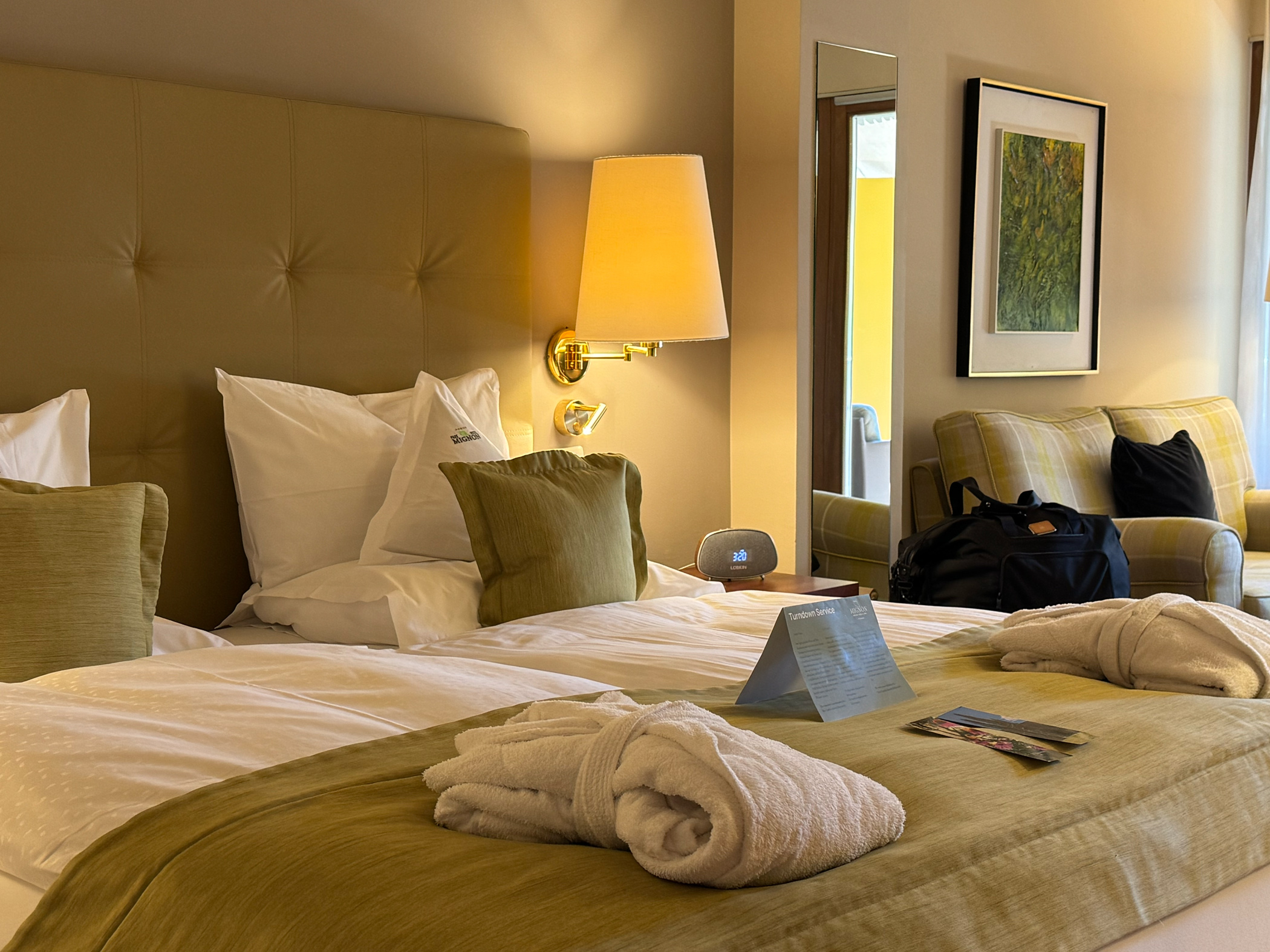 Elegantes Hotelzimmer mit zwei Betten