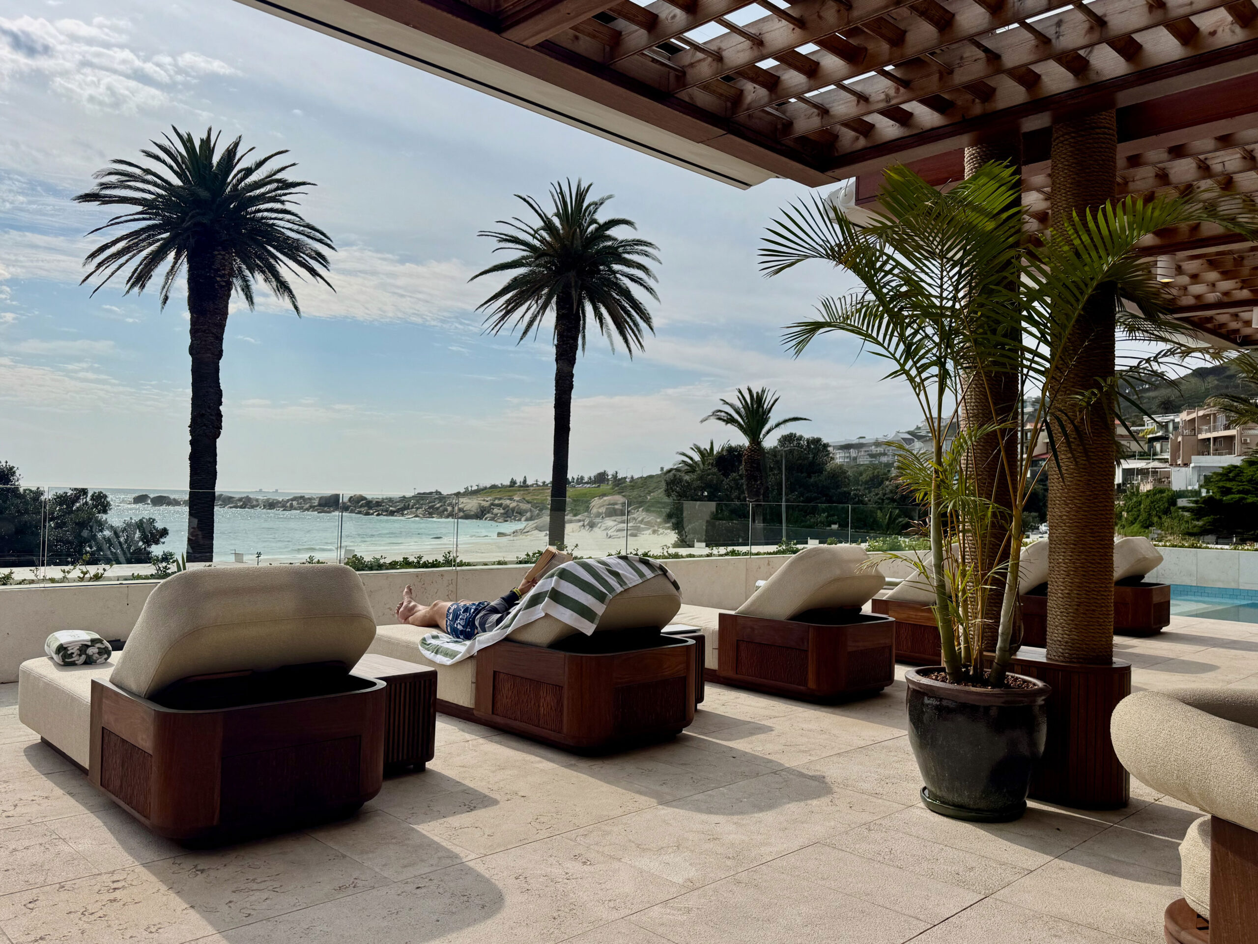 Poolterrasse des Morea House in Camps Bay mit Blick auf den Atlantik