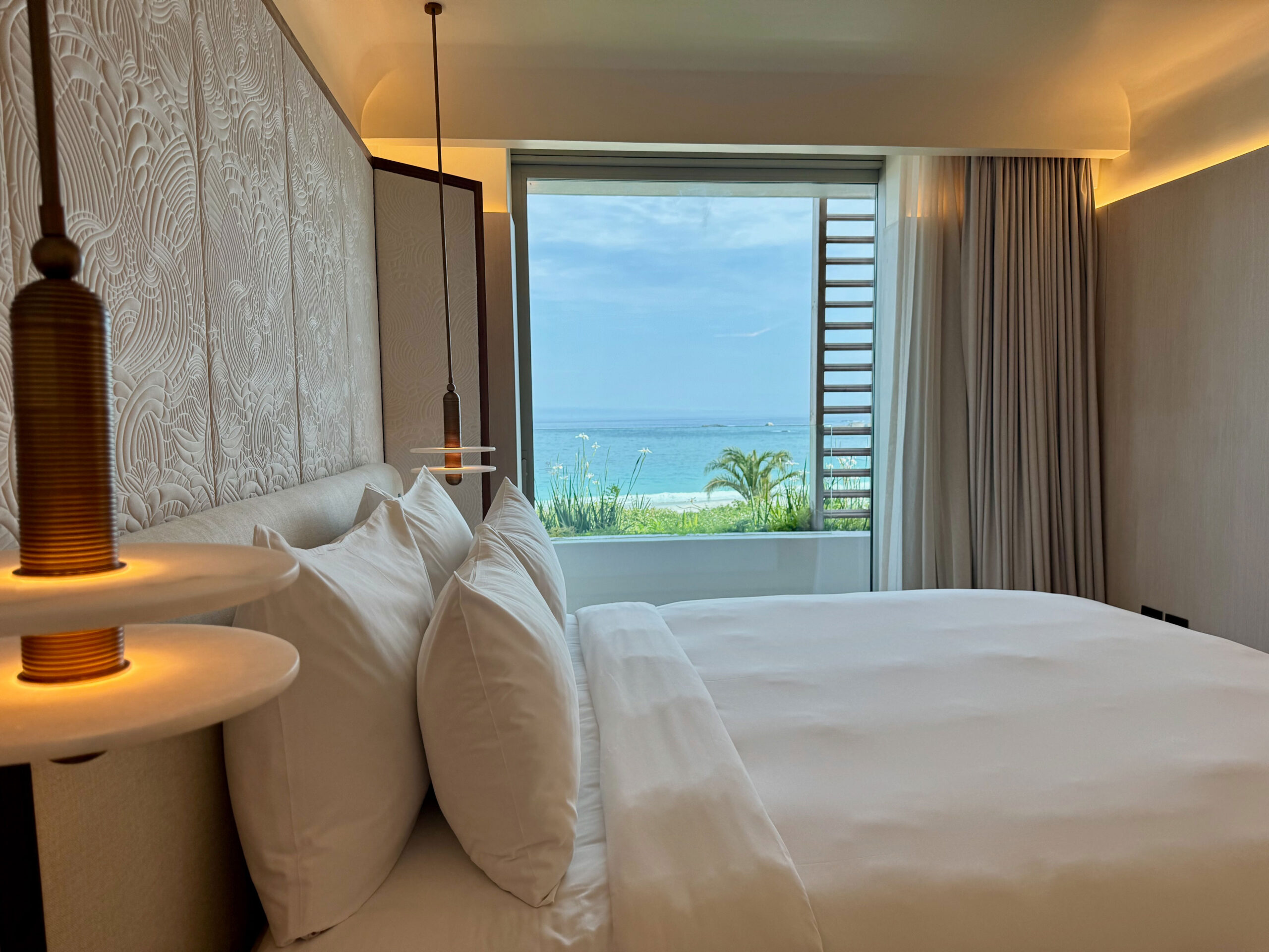 Morea Signature Suite mit Bett und Atlantikblick in Camps Bay, Kapstadt