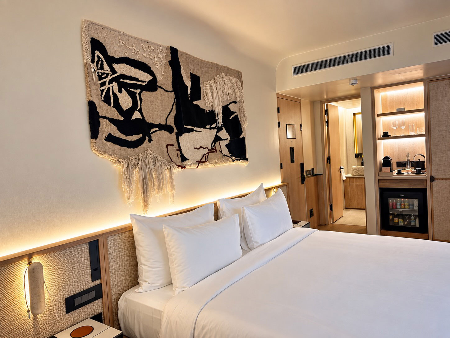 modernes Hotelzimmer mit Kunstdetail