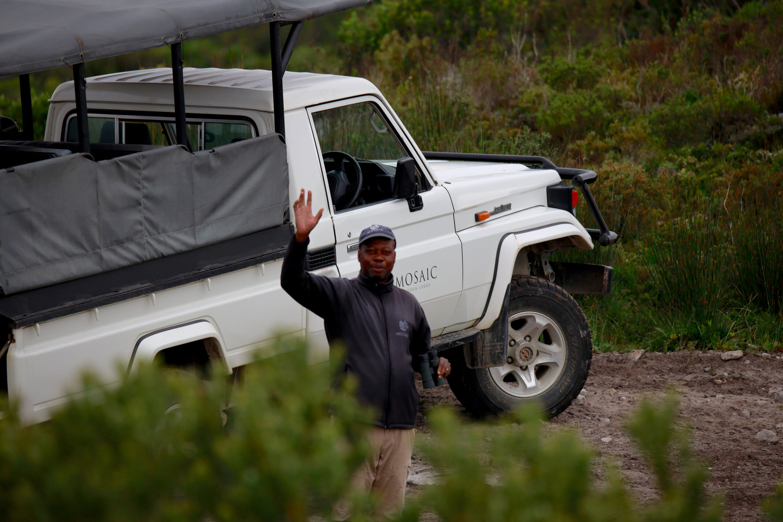 Guide bei einer Fynbos-Safari der Mosaic Lagoon Lodge im Western Cape