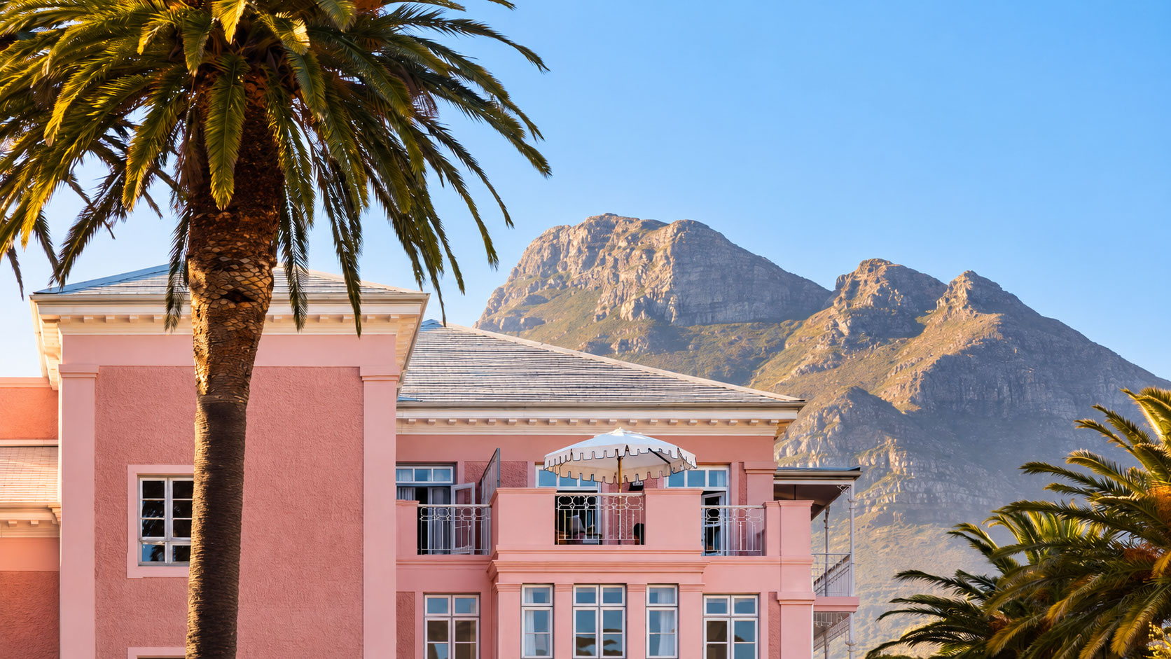 Belmond Mount Nelson Hotel in Kapstadt mit Tafelberg und Palmen