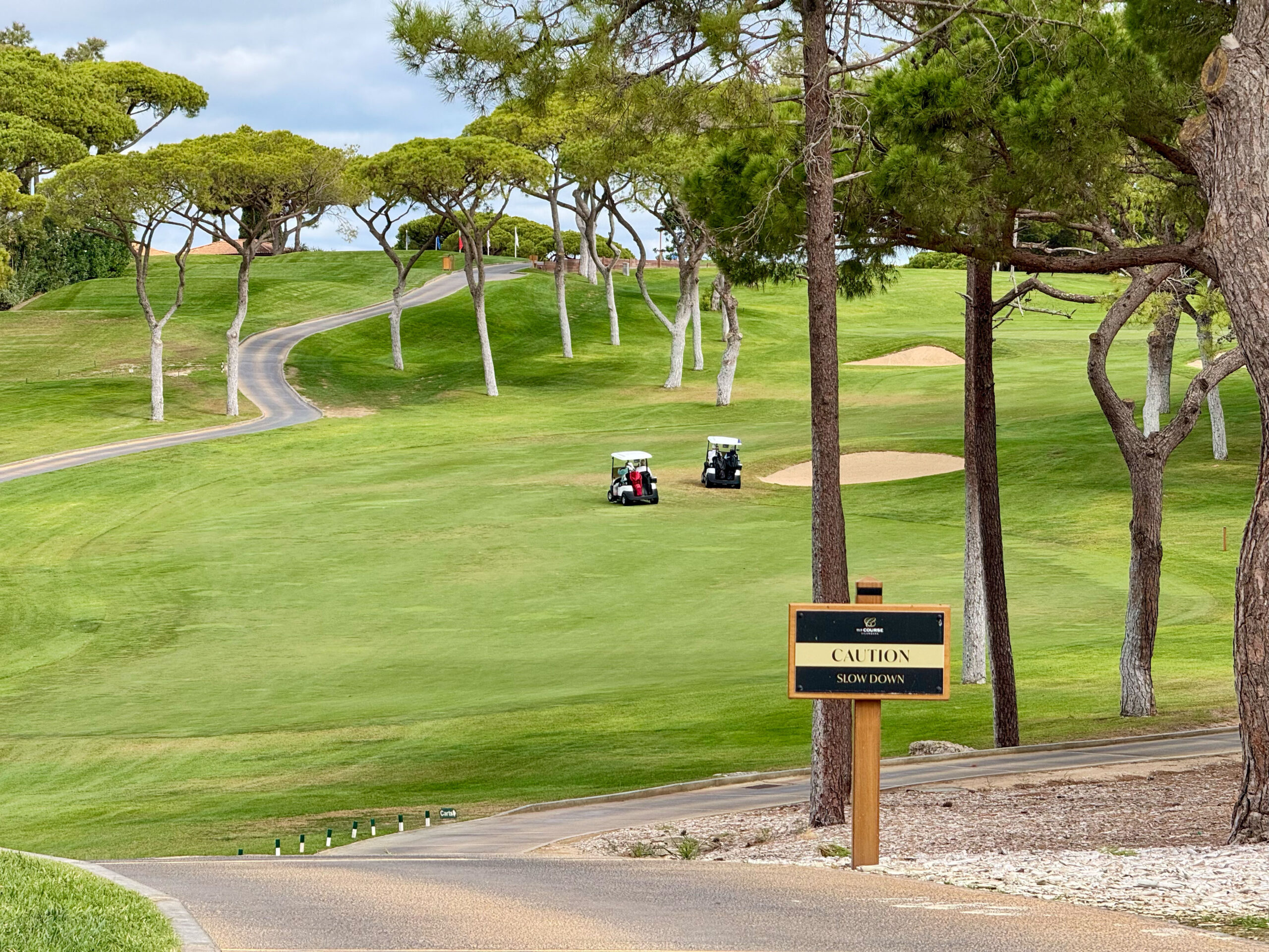 Golfplatzblick aufs Fairway mit zwei Golfcarts