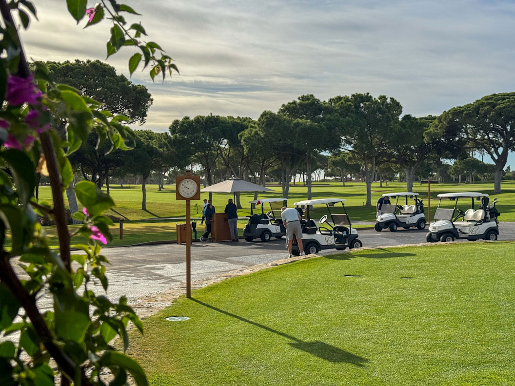Golfplatz mit Golfcarts und Uhr