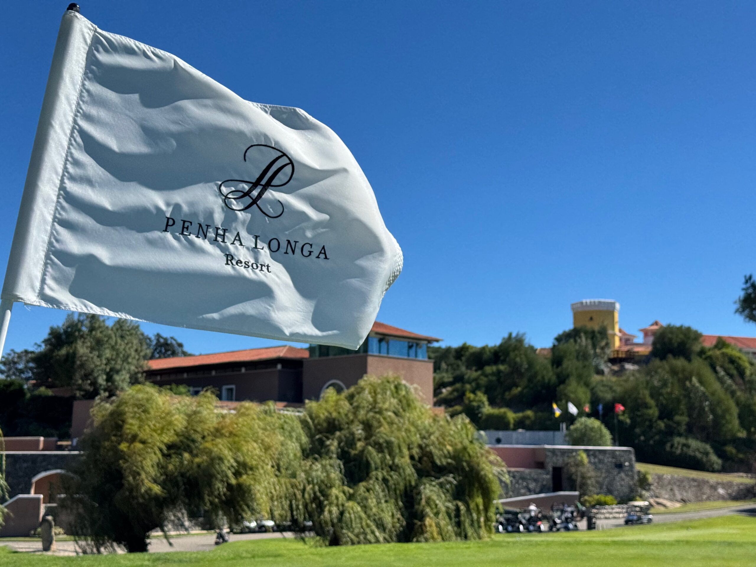 fahne vom penha longa resort mit aussicht auf das clubhaus