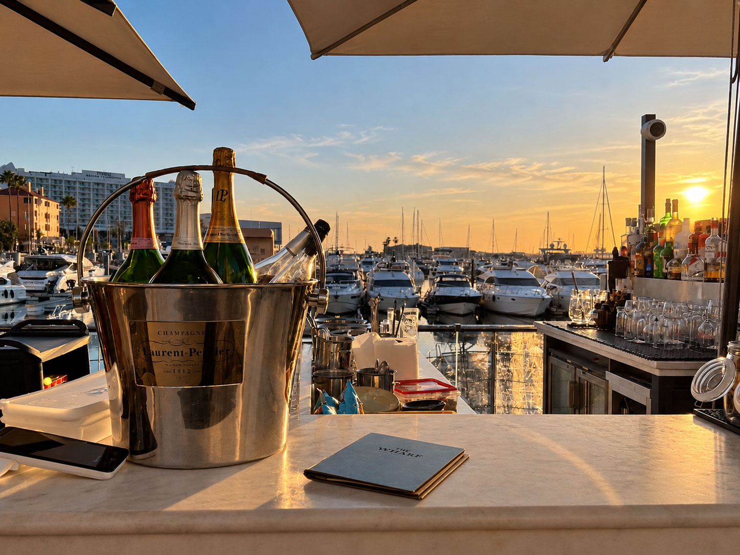 Champagner mit Blick auf die Yachten