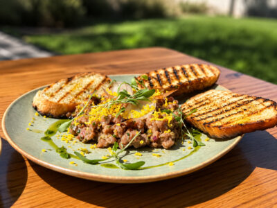 Tatar mit geröstetem Brot und Kräutern