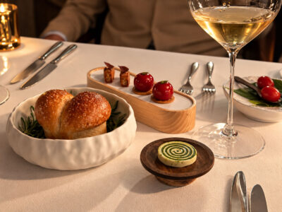 Gourmetessen mit Brot und Wein