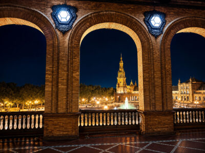 Giralda der Kathedrale von Sevilla eingerahmt von den Arkaden der Plaza de España