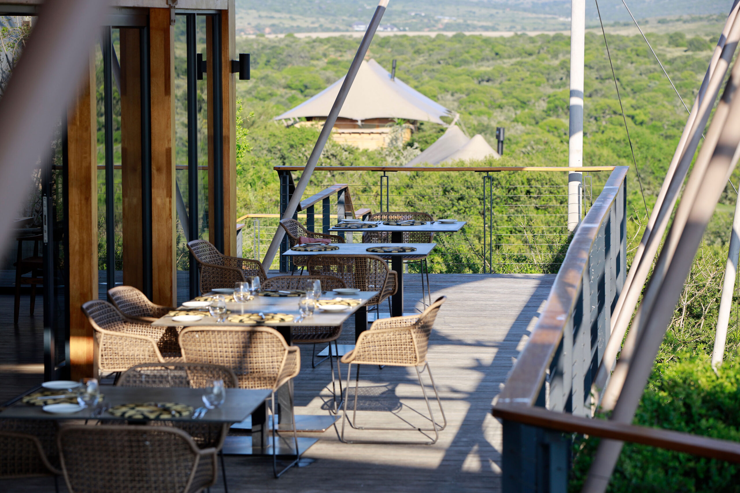 Hauptbereich von Sindile mit Terrasse und Blick über das Shamwari Private Game Reserve