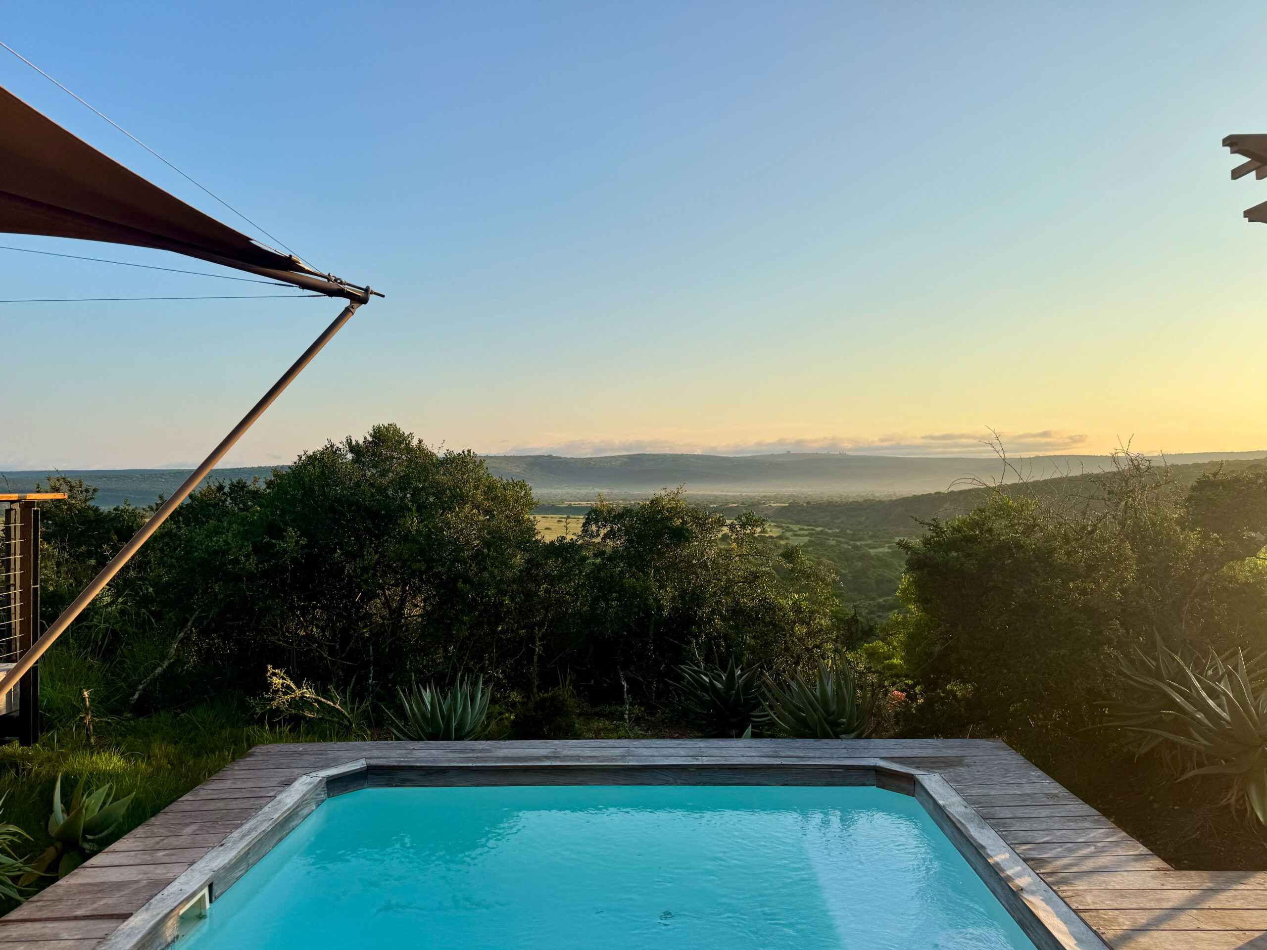 Privater Plunge Pool einer Sindile Suite mit Blick über Shamwari bei Sonnenuntergang