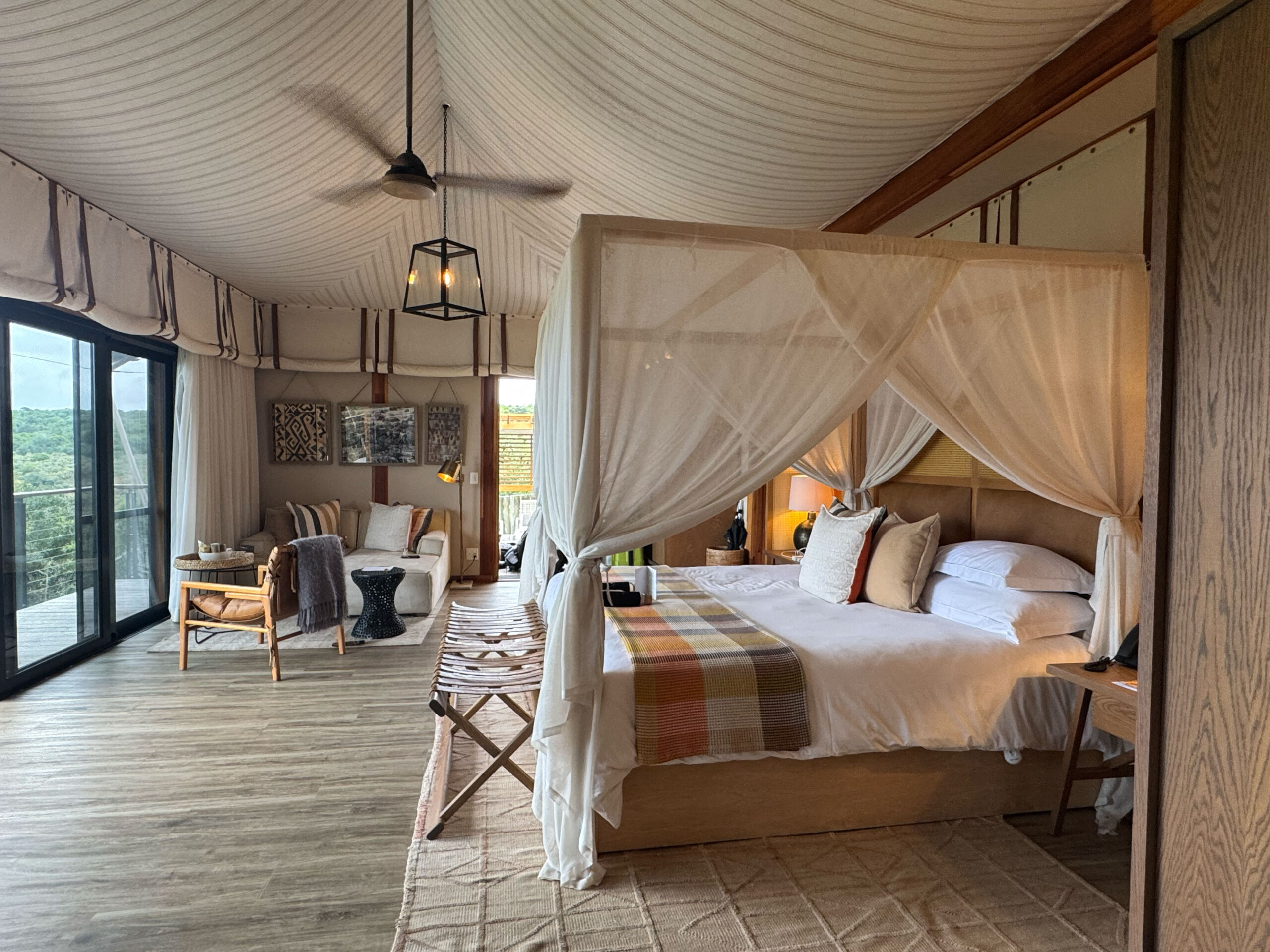 Schlafzimmer einer Premier Tented Suite in Sindile im Shamwari Private Game Reserve
