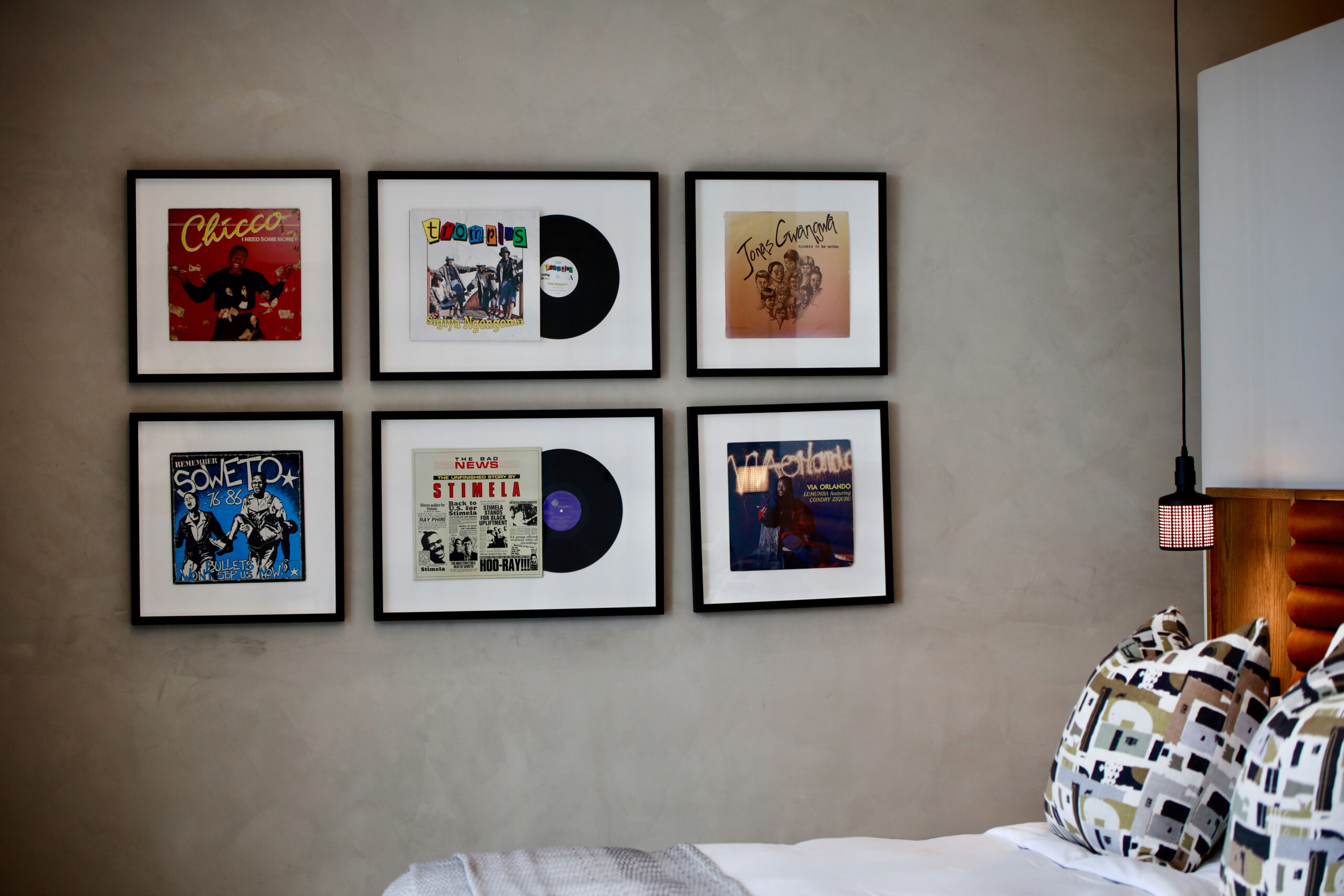 Gerahmte Schallplatten und Musik-Kunst an der Wand der Ekasi Villa von Shiviko