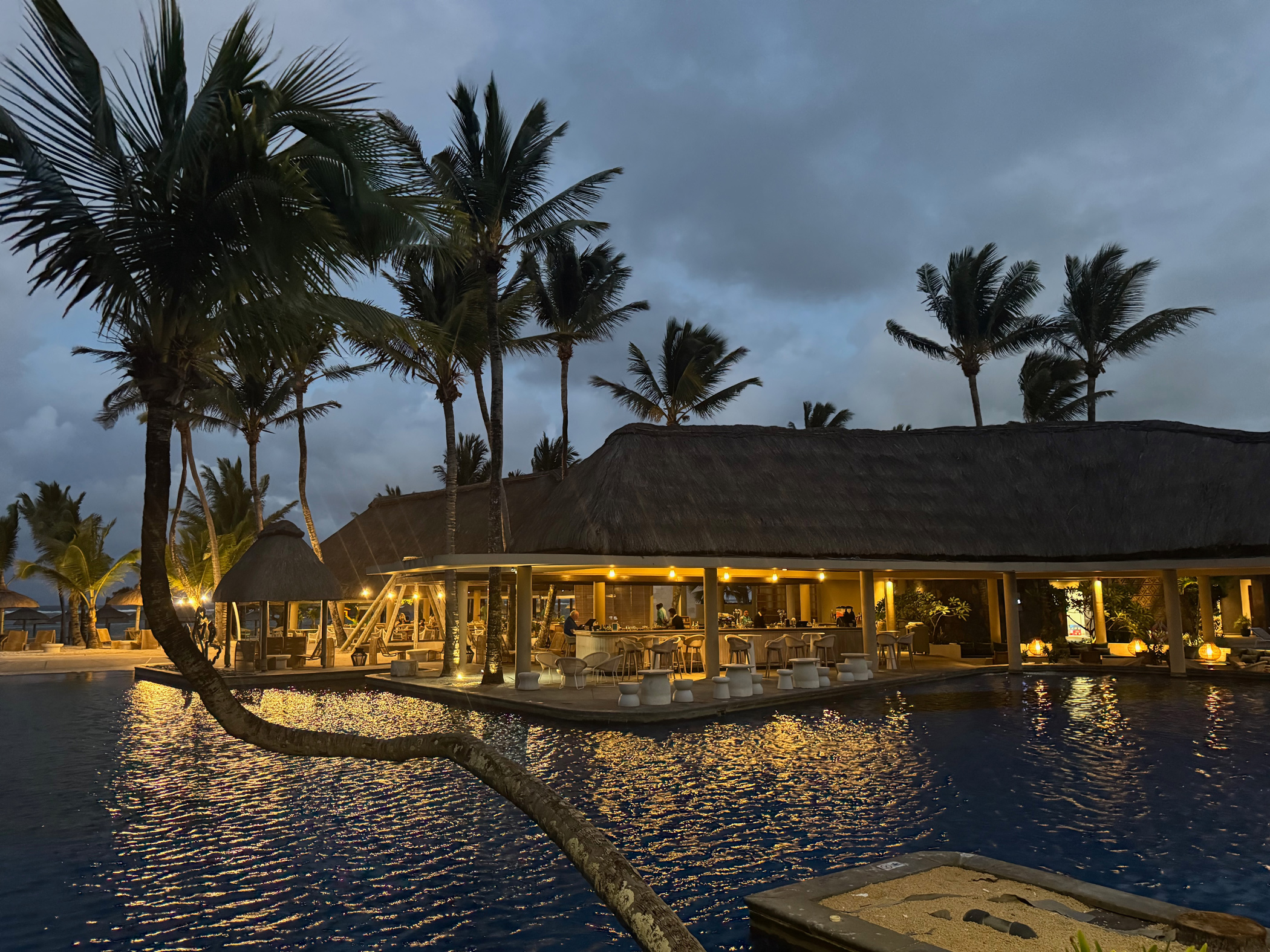 Tropisches Resort mit beleuchtetem Pool