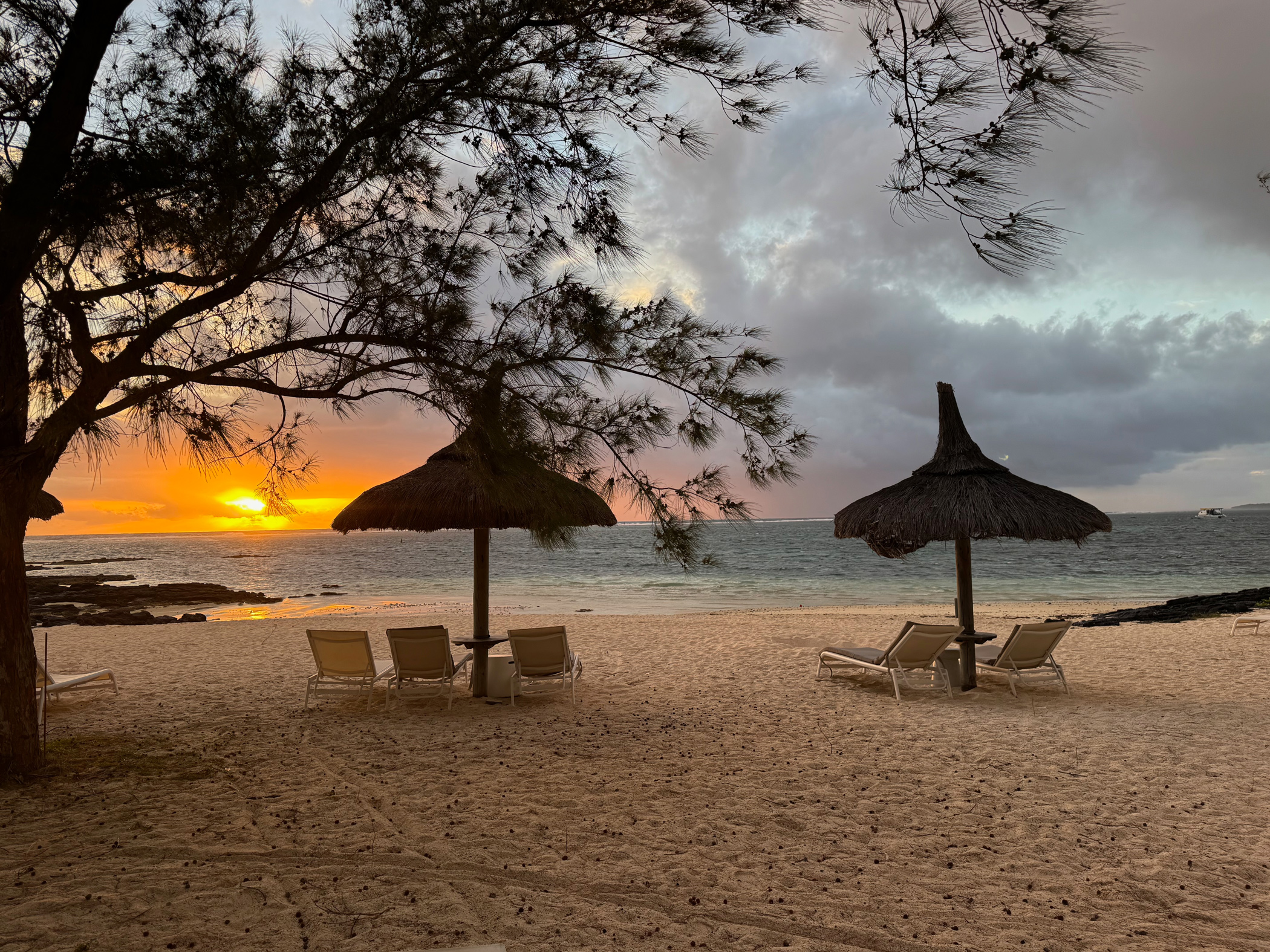 Sonnenaufgang am Strand mit Liegen