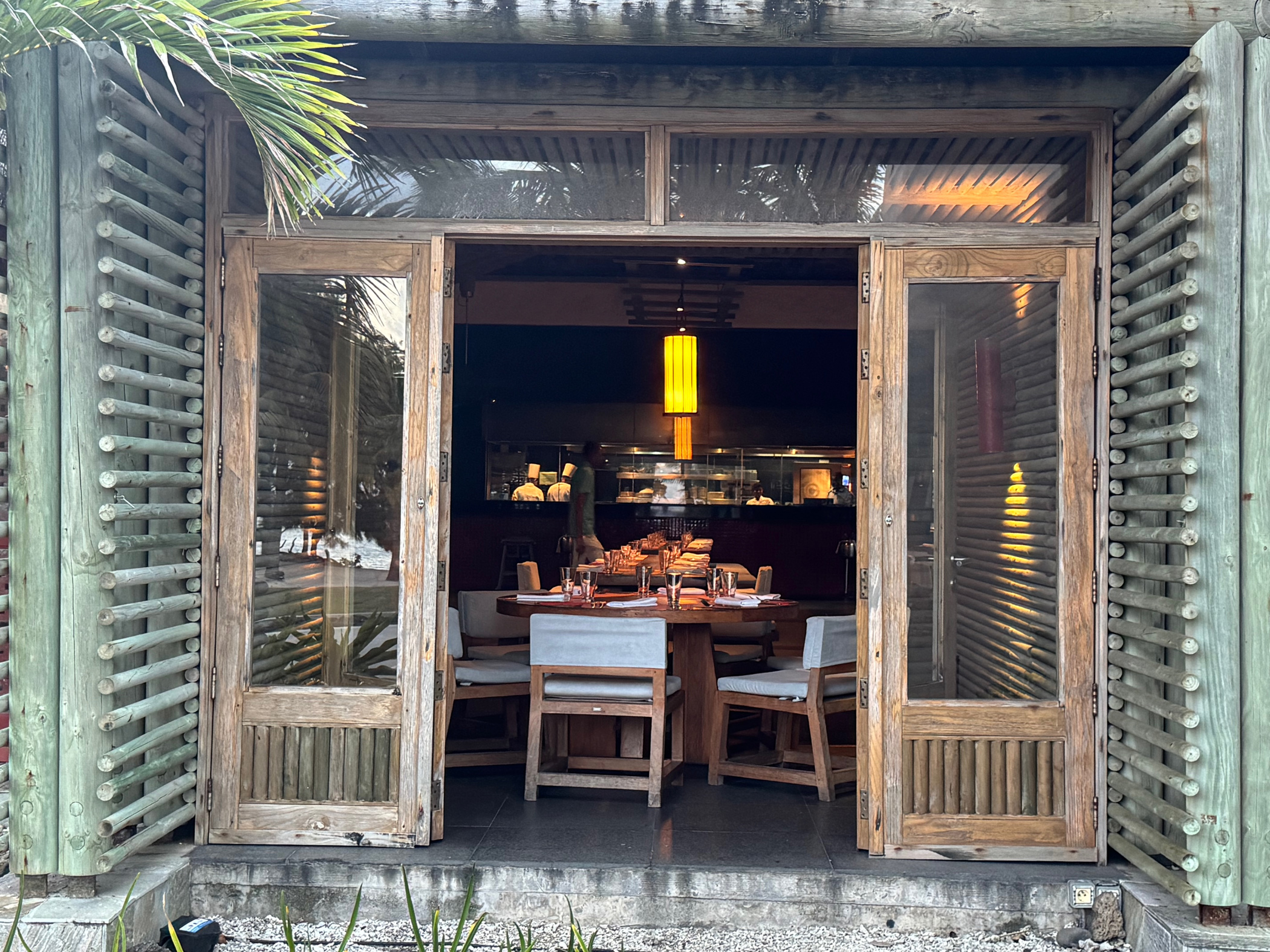 Blick durch ein Fester in den Innenraum