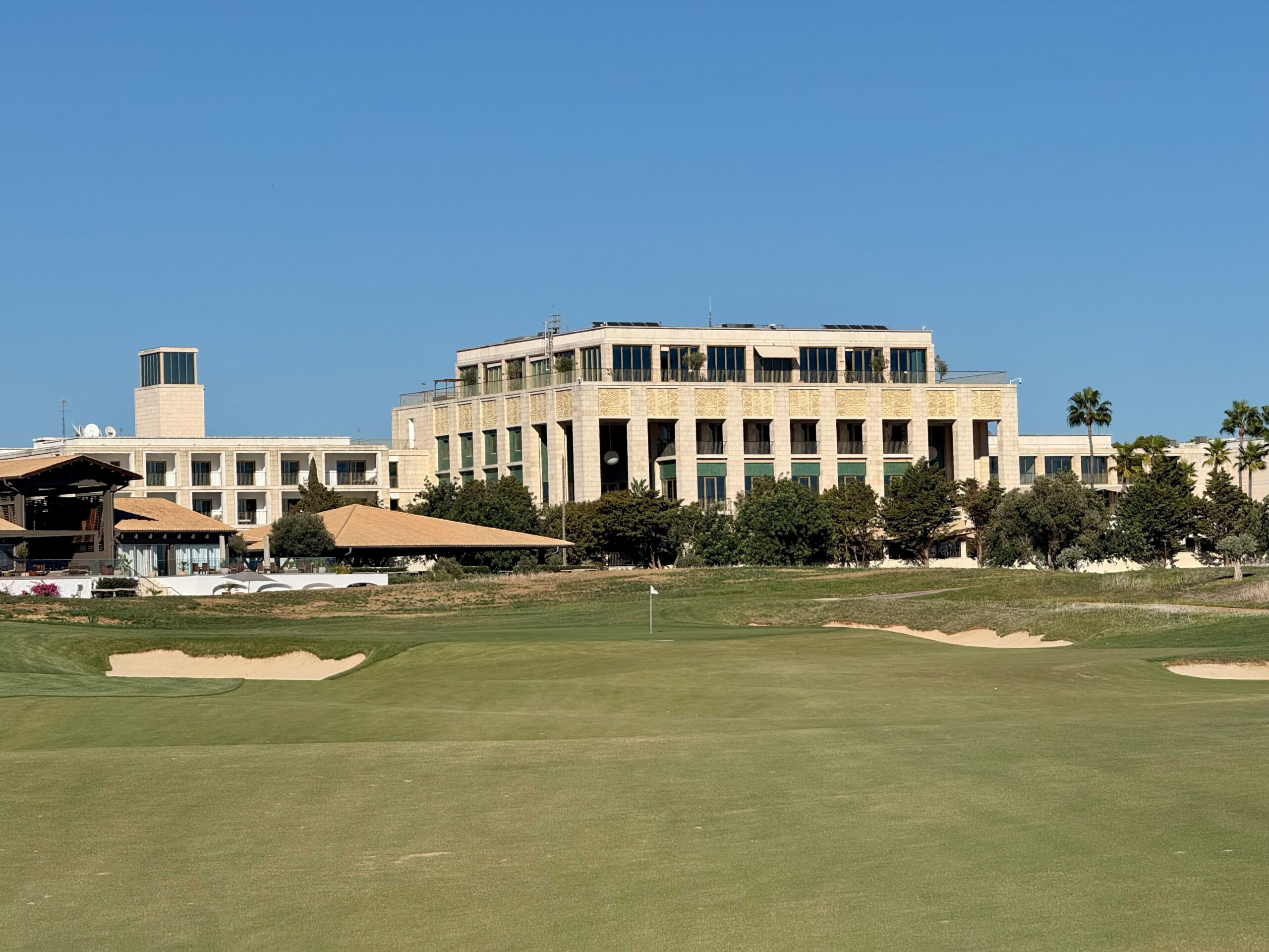 Golfplatz mit modernem Hotelgebäude