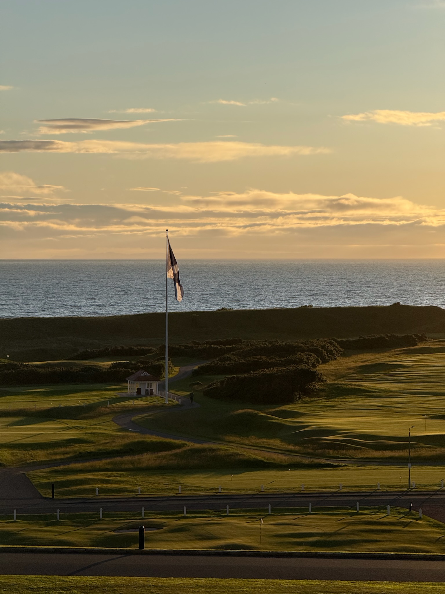 Golfplatz mit Meerblick und Flagge
