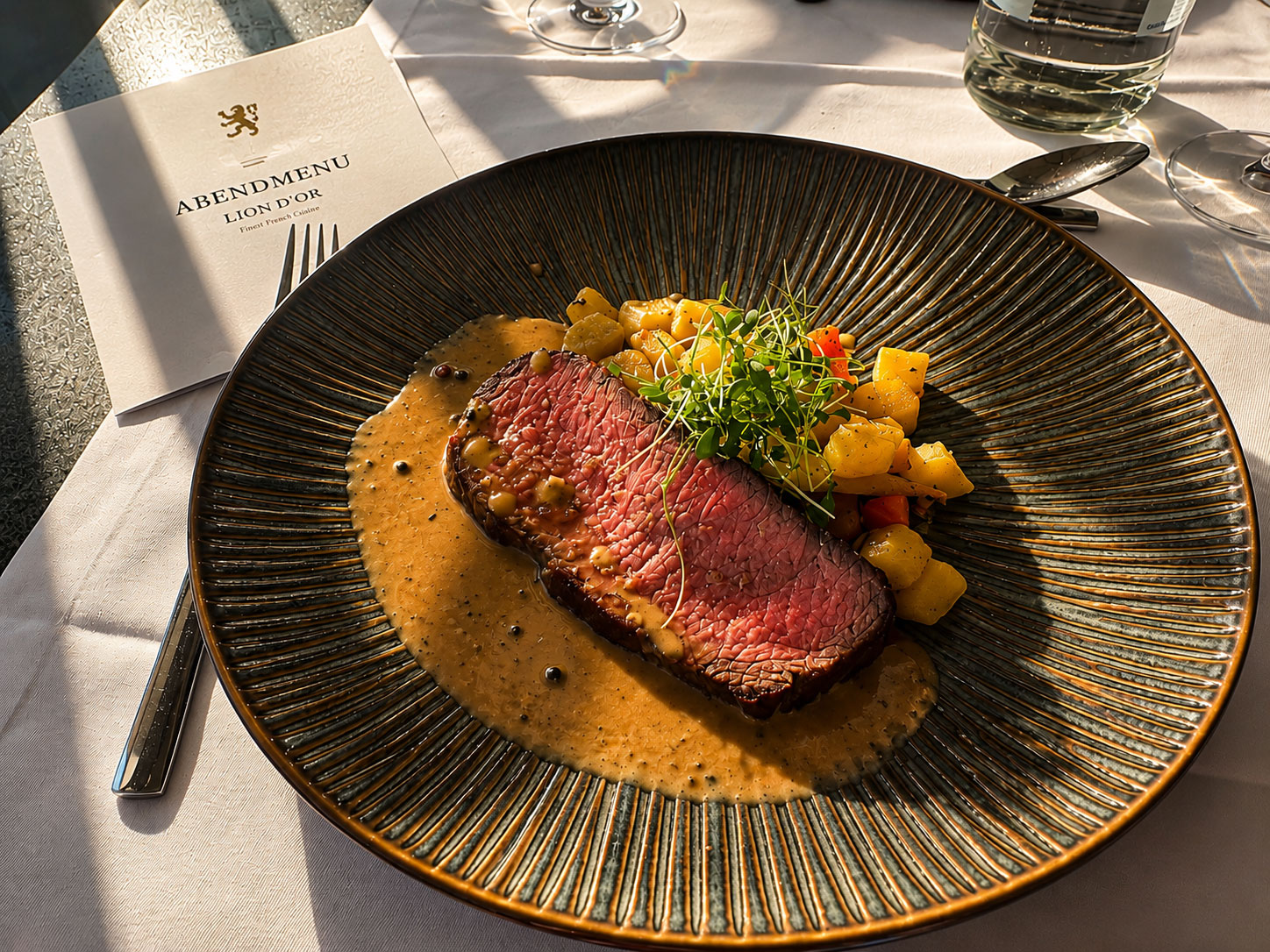 Roastbeef auf Senfsauce, dazu Kartoffelwürfel und Microgreens – das Kantonswappen hätte auch auf dem Teller Platz.