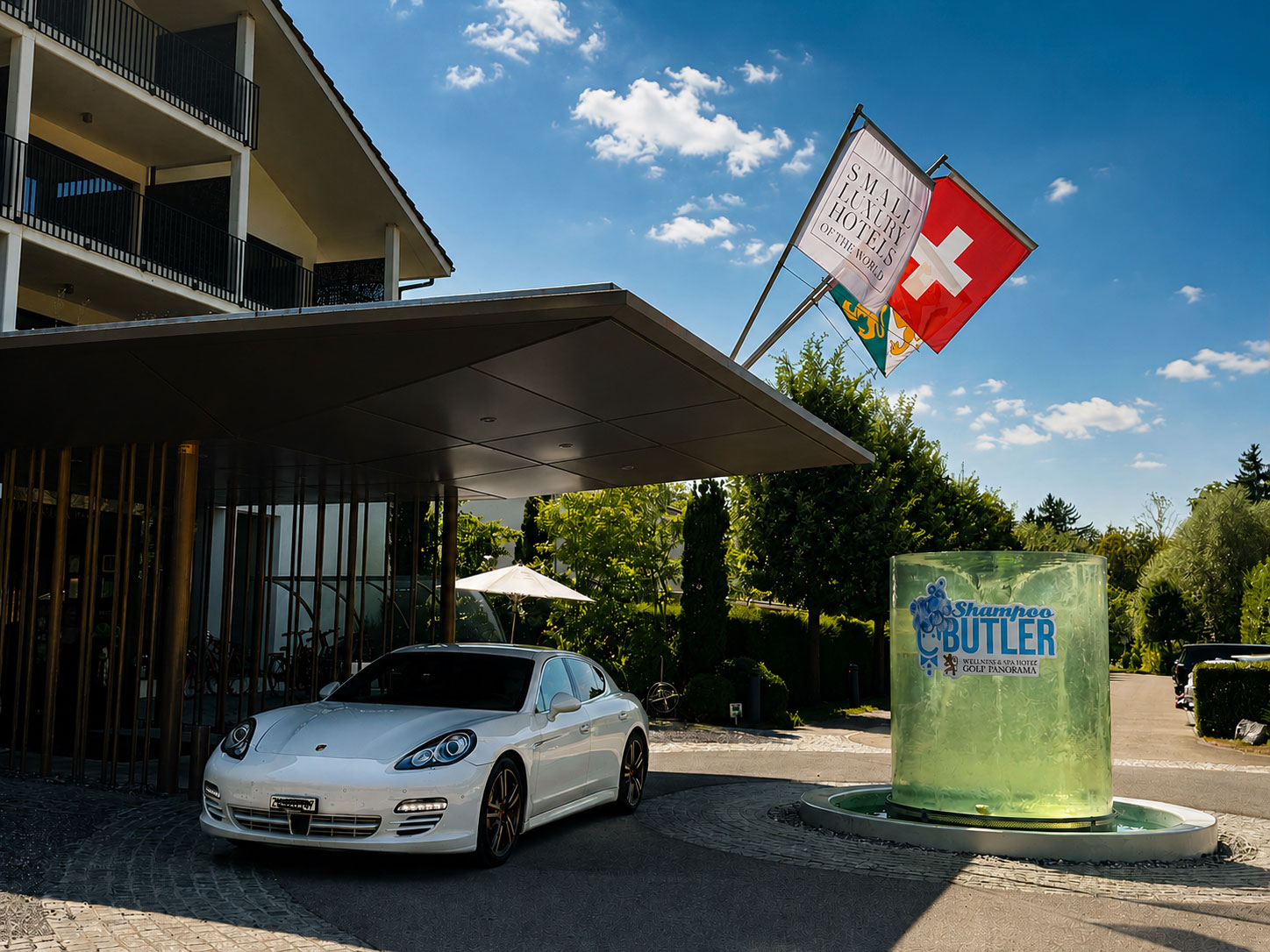 Hotel Eingang mit sportlichem Auto