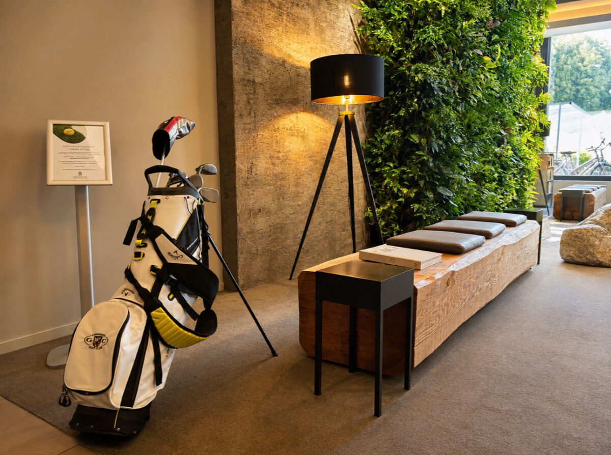 Golfbag in modernem Empfangsbereich