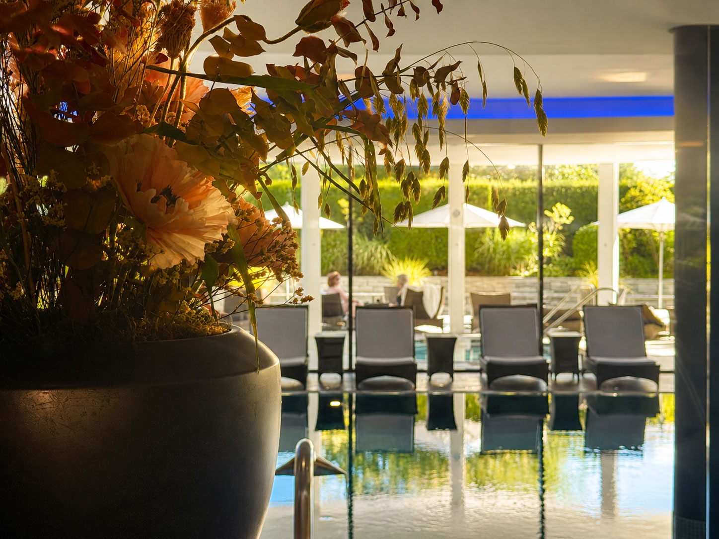 Eleganter Pool mit Blumenarrangement.