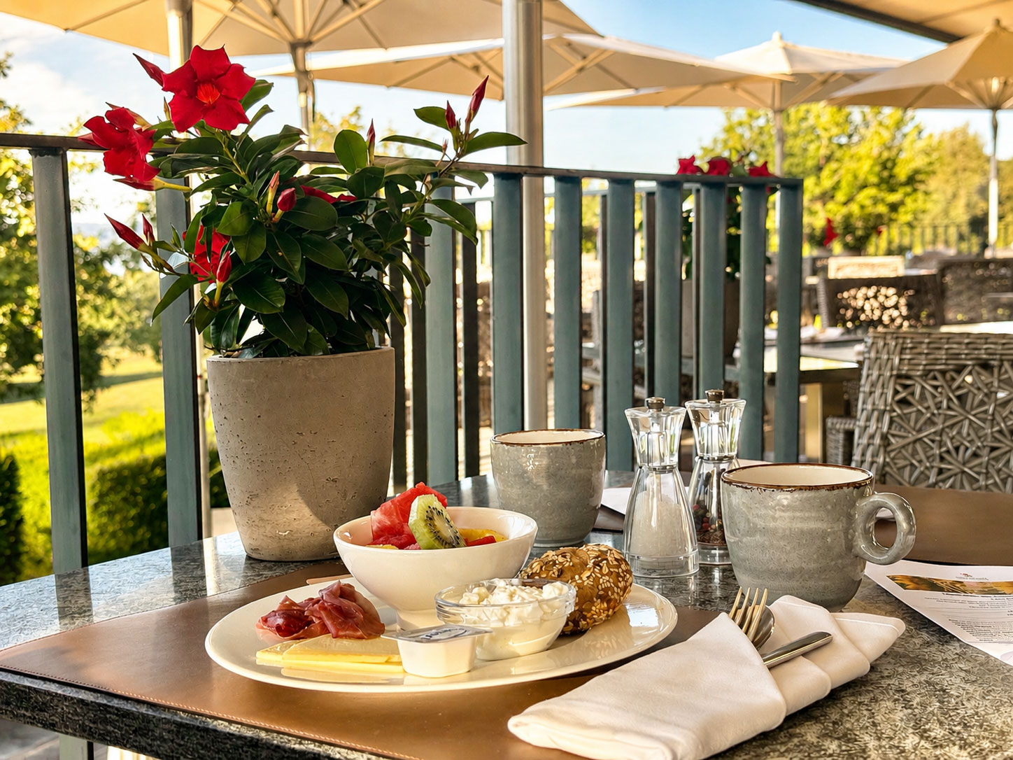 Frühstück auf der Terrasse mit Blumen.